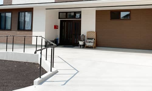 ナーシングホーム ほしぞらの外観 広い駐車場で車での乗り降りなども快適にできます。またスロープなどバリアフリーも考慮しておりますので、体が不自由な方でも生活をしやすい介護施設となっております。