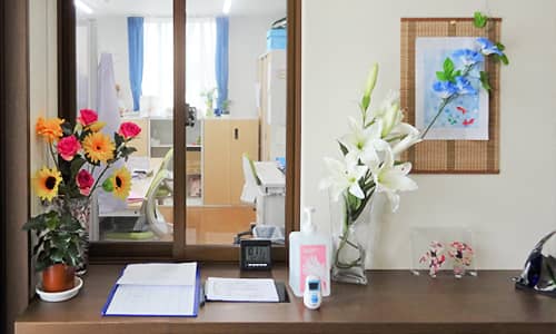 ナーシングホーム ほしぞらの玄関は、スライド式のドアになっており車椅子の方でも開けやすい作りと、段差をなくしているので、お一人でも介護施設への出入りは行いやすくなっております。また段差がないため、高齢者の方に起こりやすい躓きによる転倒事故なども起こらないよう考慮しております。