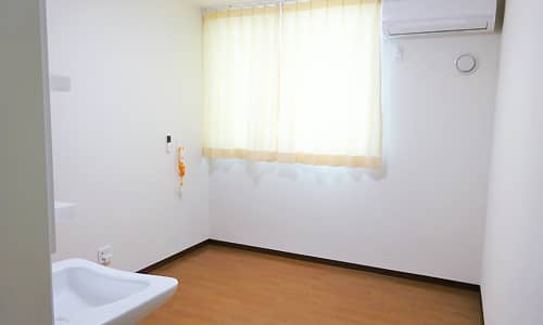 個室はスライド式のドア、日の光が多く入る大きめの窓、年中快適に過ごせるよう個別に設置されたエアコン。清潔感と明るさのある白い壁紙。生活のしやすさを考えた作りとなっております。