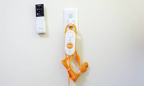 各個室には緊急時に看護師などがすぐに駆け付けれるように、緊急の呼び出しボタンを設置しております。