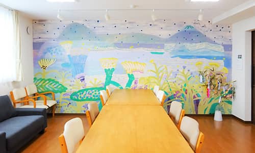 食堂は広く明るい空間と、壁に描かれた優しい印象の絵がお迎えしてくれ、食事をするのにも良い空間となっております。