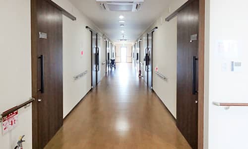 廊下は楽にすれ違うこともできる広々とした広さになっております。手すりも完備しておりますので、安心してお部屋の移動も行いやすくなっております。