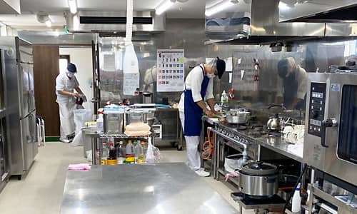 ナーシングホーム ほしぞらでは調理室を設置して、管理栄養士などがご入居者の健康を考慮して食事を作りご提供しております。