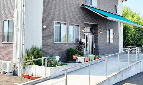 ナーシングホーム とうはらは、スロープなどバリアフリーも考慮しておりますので、体が不自由な方でも生活をしやすい介護施設となっております。