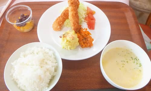 ナーシングホーム とうはらでは、健康を考慮したお食事だけではなく、食べることも幸せを感じていただけるように献立を考えております。介護施設の中でも食事が一番の楽しみと思われる方も多くいらっしゃいます。