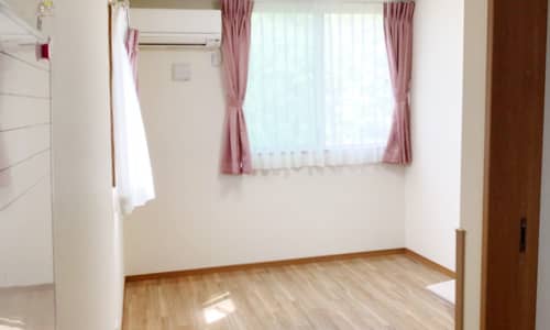 個室はスライド式のドア、日の光が多く入る大きめの窓、年中快適に過ごせるよう個別に設置されたエアコン。清潔感と明るさのある白い壁紙。生活のしやすさを考えた作りとなっております。