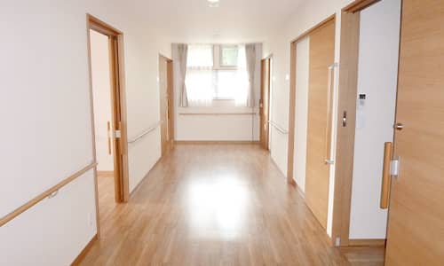 廊下は楽にすれ違うこともできる広々とした広さになっております。手すりも完備しておりますので、安心してお部屋の移動も行いやすくなっております。