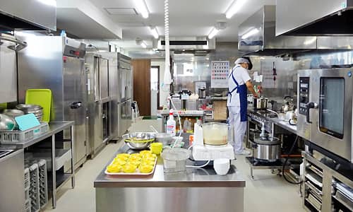 ナーシングホーム とうはらでは調理室を設置して、管理栄養士などがご入居者の健康を考慮して食事を作りご提供しております。